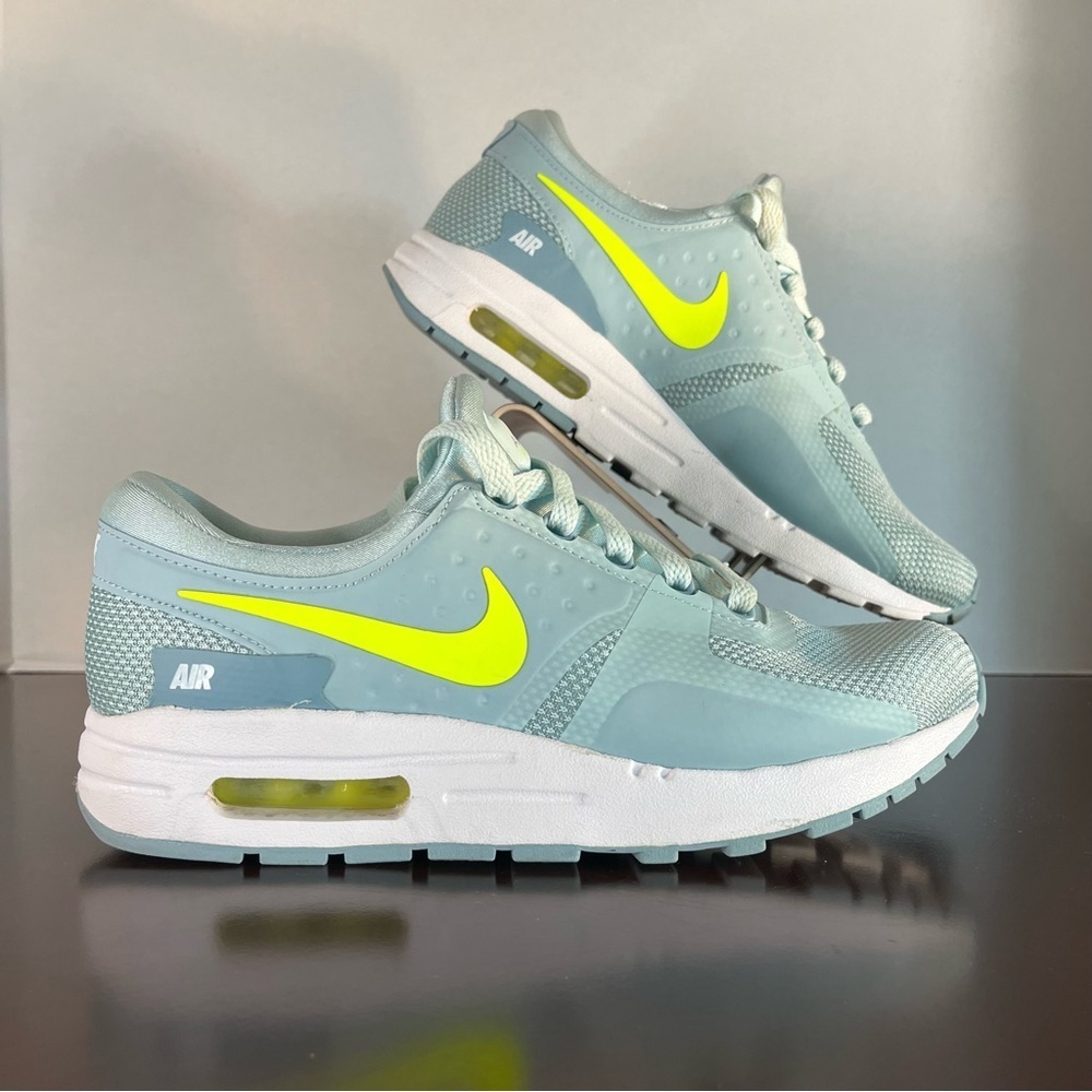 Nike Air Max Blue Green Women's Sneakers with Visible Air Cushioning